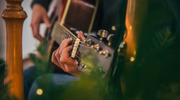 close-up-female-hands-playing-guitar.jpg